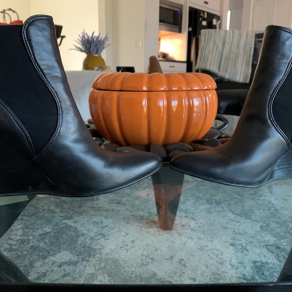 Stuart Weitzman booties size 7M made in Spain! EUC - Picture 1 of 6